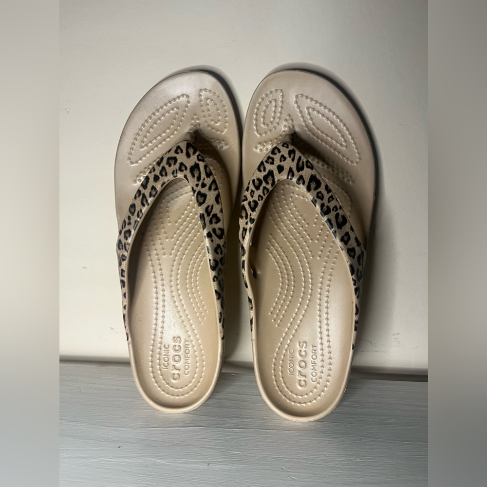 CROCS Women's Beige Leopard Print Flip Flop Sandals